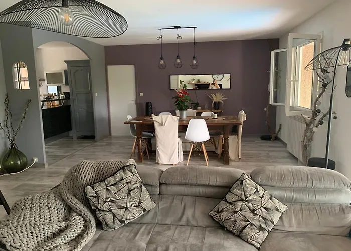 En Bordure De Colline*piscine*clim*netflix *